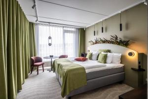 una camera d'albergo con letto e tavolo di The Note a Vejle