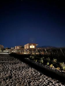 ein Haus auf einer Zugstrecke nachts in der Unterkunft El Porvenir Wine Lodge in Cafayate