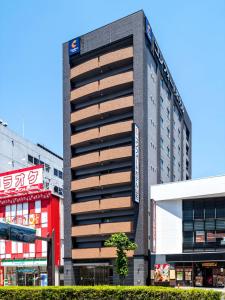 Un alto edificio nero in una città di Comfort Hotel Yamagata a Yamagata