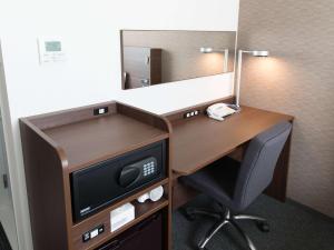 Televiisor ja/või meelelahutuskeskus majutusasutuses Comfort Hotel Wakayama