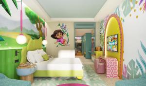 um quarto para crianças com uma menina num quarto em The Land Of Legends Nickelodeon Hotel Antalya em Belek