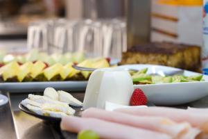 a table with a plate of food and a bowl of fruit at Hotel Marfil in San Antonio