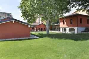 un patio con un árbol y algunos edificios en Villa Il Platano, en Como