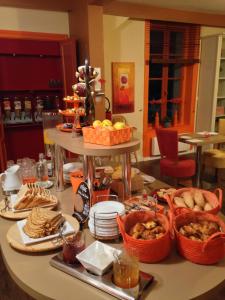 une table avec des paniers de nourriture au-dessus dans l'établissement Hotel Eden, à Saint-Malo