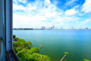 einen Blick auf einen großen Wasserkörper aus einem Zug in der Unterkunft Hanoi Home 2 - Lake View Apartment in Hanoi