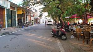 ein Roller, der an der Seite einer Stadtstraße parkt in der Unterkunft Hanoi Home 2 - Lake View Apartment in Hanoi