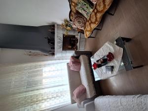 - Vistas a una habitación con cama y toallas en Valerias house, en Egio