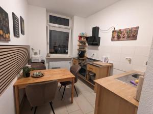 Una cocina o kitchenette en Schönes Appartment im Zentrum von Koblenz II