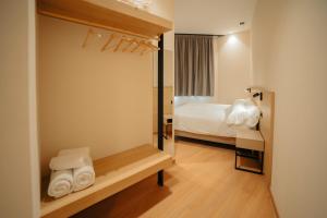 A bed or beds in a room at Mouritz Rooms