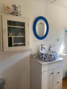 a bathroom with a sink and a mirror at Casa Doris in Vicuña