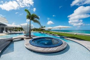 Hồ bơi trong/gần Villa in St Martin unbelievable luxurious and contemporary beach