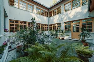 un grand bâtiment avec beaucoup de plantes dans l'établissement Villa Alba by Akasha Retreat, à Bran