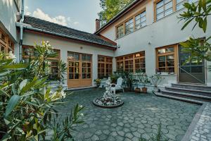 une maison avec une cour et une terrasse dans l'établissement Villa Alba by Akasha Retreat, à Bran