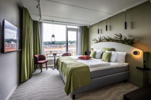 una camera d'albergo con letto e tavolo di The Note a Vejle