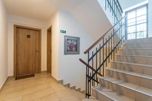 eine Treppe in einem Haus mit einer Holztür in der Unterkunft Houda Bouda - Penzion & Apartmány in Boží Dar