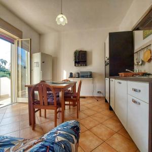 een keuken met een tafel en een eetkamer bij Casa Deborah in Fontane Bianche