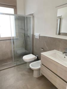 een badkamer met een toilet, een douche en een wastafel bij Villa Amea in Torre Dei Corsari