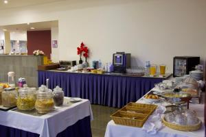 una línea de buffet con dos mesas con comida. en Hotel Eurosol Alcanena, en Alcanena