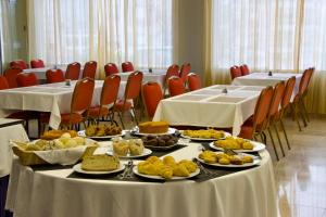 una mesa con platos de comida en una habitación en Hotel Eurosol Alcanena, en Alcanena