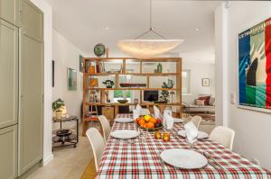 una sala da pranzo con tavolo, piatti e frutta di Haus Abel - pool, parking and garden in the heart of Lisbon a Lisbona