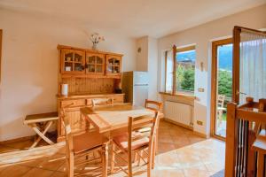 una cucina con tavolo in legno e una sala da pranzo di Mountain Bliss Retreat - 20min from Cortina a Borca di Cadore