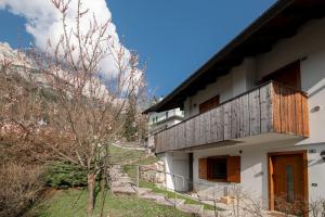 Casa bianca con balcone e albero di Mountain Bliss Retreat - 20min from Cortina a Borca di Cadore