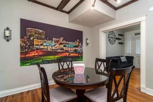 uma sala de jantar com mesa e cadeiras em Charming New Orleans-Style Apartment with Gated Courtyard! em Little Rock