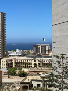 Blick auf eine Stadt mit Gebäuden und das Meer in der Unterkunft Belle vue à Bel air in Oran