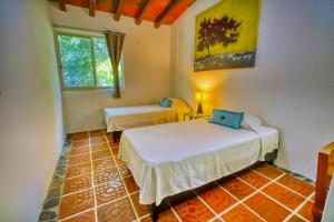 A bed or beds in a room at Arroyos Verdes