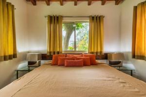 A bed or beds in a room at Arroyos Verdes