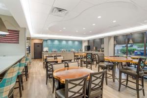 un restaurant avec des tables et des chaises ainsi qu'un bar dans l'établissement Best Western Plus Greenville I-385 Inn & Suites, à Greenville