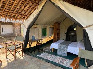 En eller flere senge i et værelse på Amboseli Discovery Camp