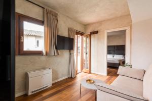 a living room with a couch and a bed at Residenza Leutari in Rome