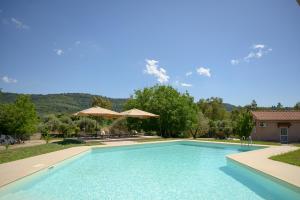 A piscina localizada em Antinea Olympian Villa ou nos arredores