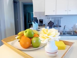 une assiette de fruits sur une table dans une cuisine dans l'établissement Ione Seaside Residence, à Santa Maria