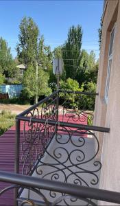 une balustrade en fer forgé sur un balcon d'un bâtiment dans l'établissement Zarina Зарина, à Bosteri