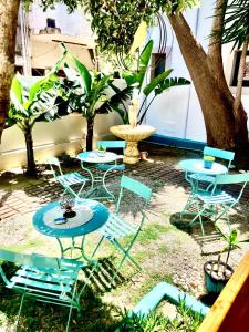 - un groupe de tables et de chaises dans une cour dans l'établissement Tree of Life Art Hotel, à Agia Marina