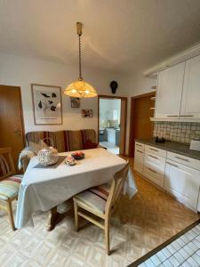 Una cocina o kitchenette en Ferienwohnung mit WINTERGARTEN in Bahnhofsnähe