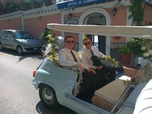 Zwei Männer reiten in einem Golfwagen in der Unterkunft Hotel Il Gabbiano in Positano