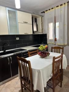 Dapur atau dapur kecil di Vlora House