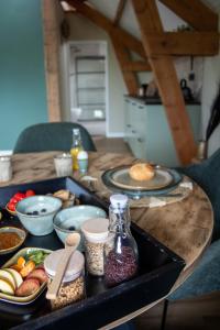 een tafel met een dienblad met eten op een tafel bij De Mölle in Winterswijk