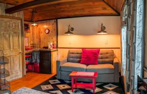 ein Wohnzimmer mit einem Sofa und einem Tisch in der Unterkunft Hinckleys Dreamwood Cottages in Bar Harbor