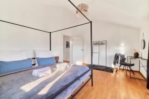 ein Schlafzimmer mit einem Himmelbett und einem Schreibtisch in der Unterkunft Traumferienwohnung Domblick I Parkplatz inklusive I Zentral gelegen I Altstadtnähe I Netflix in Limburg an der Lahn