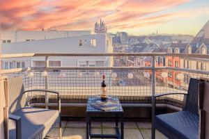 einen Balkon mit einem Tisch und Stühlen sowie Aussicht in der Unterkunft Traumferienwohnung Domblick I Parkplatz inklusive I Zentral gelegen I Altstadtnähe I Netflix in Limburg an der Lahn