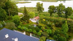 una vista aérea de una casa con jardín en Apartamenty Sielanka, en Olecko