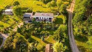 una vista aérea de una casa con jardín en Apartamenty Sielanka, en Olecko