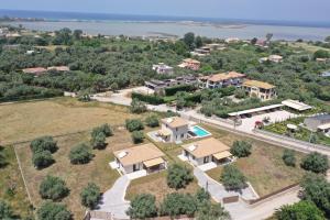 una vista aerea di una casa con piscina di Anagallis Villas a Città di Lefkada