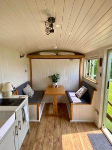 Prostor za sedenje u objektu Shepherds Hut, Conwy Valley