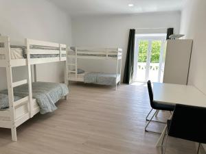 Cama ou camas em um quarto em Mimba's Furnished Apartment and Hostel Cacem