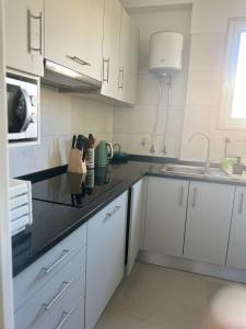 A cozinha ou cozinha compacta de Mimba's Furnished Apartment and Hostel Cacem